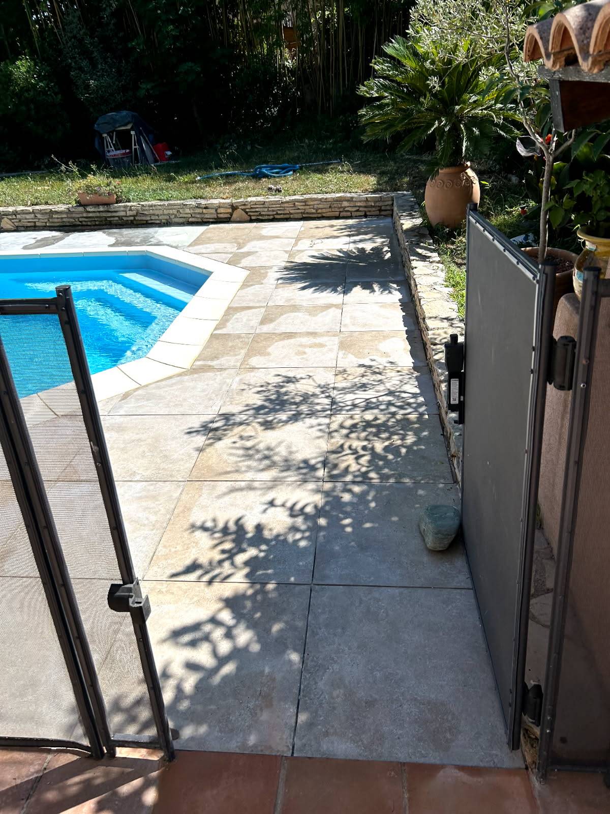 Carrelage en périphérie d'une piscine dans les Bouches du Rhone