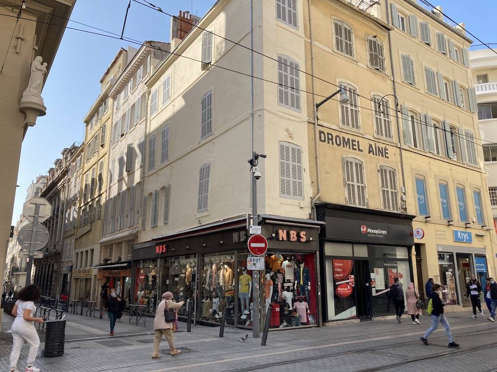 Façade rénovée à Marseille