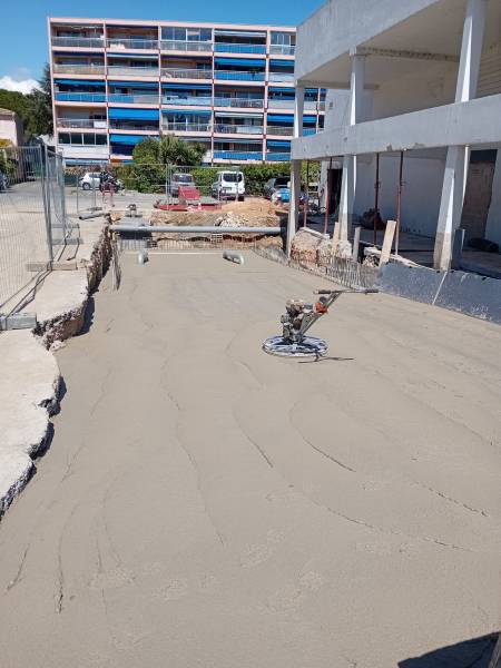 Dalle de rampe de quai en cours de lissage à l'hélicoptère